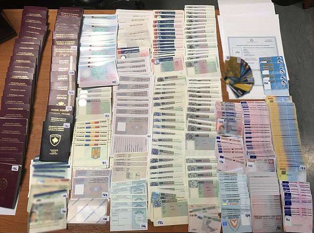 TË SHESËSH IDENTITETIN/ Shqiptarët bëjnë “kërdinë” në tregun e zi. Blejnë pasaportat e…
