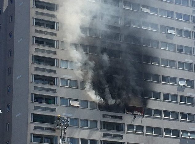 Zjarr në katin e 12 të një ndërtese në Londër, 60 zjarrfikës në “luftë” me flakët(VIDEO)