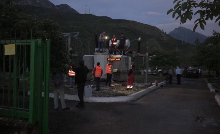 Tepelenë/ Rrufeja godet nënstacionin elektrik, punonjësit e OSHEE në terren për riparimin