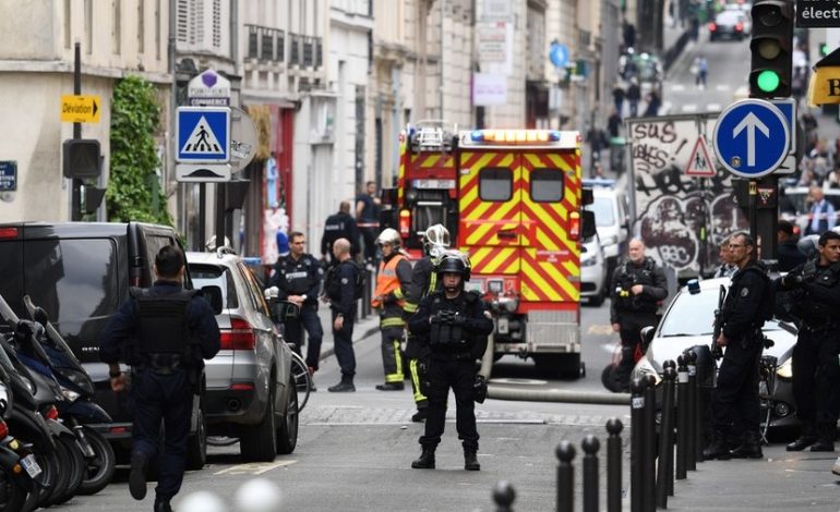Panik në Paris, një person i armatosur dyshohet se ka marrë peng disa njerëz (FOTO)
