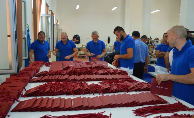 BERAT/ 26 të dënuar punësohen si rrobaqepës, kreu i Burgjeve: Aktualisht punojnë 667 të burgosur