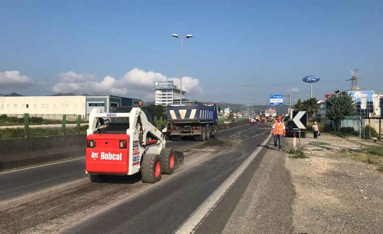 VIDEO/ Dy orë në trafik, kaos në Tiranë-Durrës, i sëmuri bllokohet në mes të rrugës