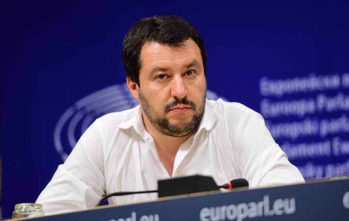 Salvini konsideron një fitore largimin e anijes me emigrantë drejt Spanjës