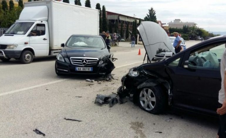 AKSIDENT I RËNDË NË ELBASAN/ Përplasen “KOKË MË KOKË” dy makina, plagosen…
