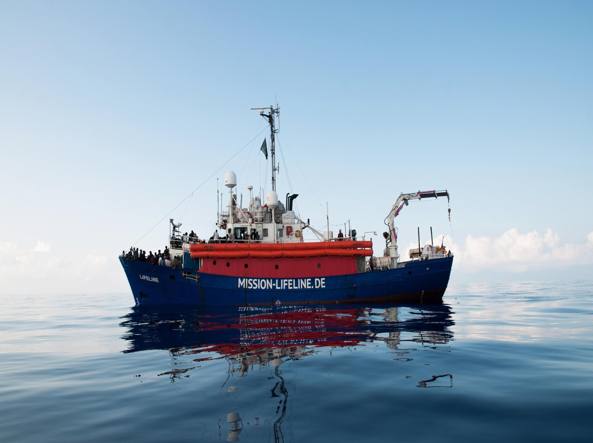 Kriza e emigrantëve/ Malta pranon ankorimin e “Lifeline”, shpërndahen në 7 vende