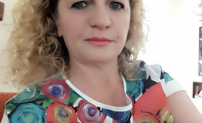 DHUNONTE STAFIN DHE NXËNËSIT/ Kjo është mësuesja që akuzon drejtoreshën për… (FOTO)