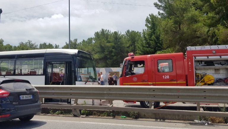 AKSIDENT I TREFISHTË NË GOLEM/ “Benzi” PËRPLASET me autobusin. Plagoset…