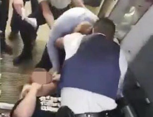 I lodhur nga pritja, pasagjeri godet me kokë stjuardesën, shtrihet në tokë nga rojet e sigurisë(VIDEO)