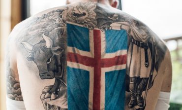 Tatuazh me figura mitologjike, shqiponjë dhe dem. Lideri i Islandës bëhet gati për Botërorin (FOTO)