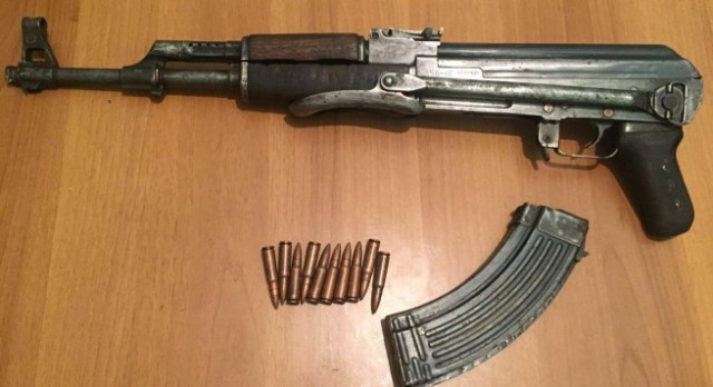 E RENDE NE PESHKOPI/ Djali vret me automatik nënën dhe babain, sapo ishte kthyer nga Anglia