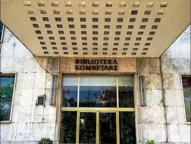 PËRMBYTJA E BIBLIOTEKËS KOMBËTARE/ Protestuesit me THARËSE në dorë: Kjo është e…