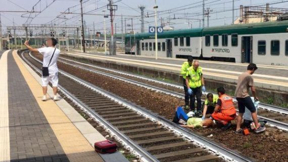 Bën selfie me gruan e sapo aksidentuar nga treni, ndalohet nga policia