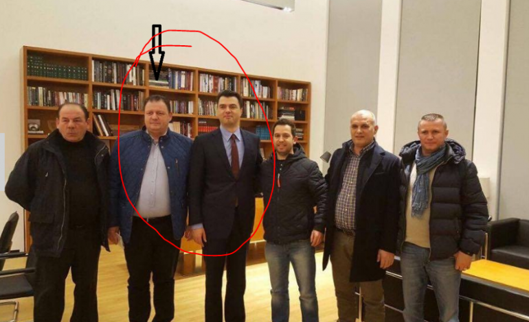 FOTOT/ Një nga tre vëllezerit Vladi në zyrë të Bashës: Ja si ndërroi drejtim “Toyota Yaris” pas dekonspirimit të aksionit