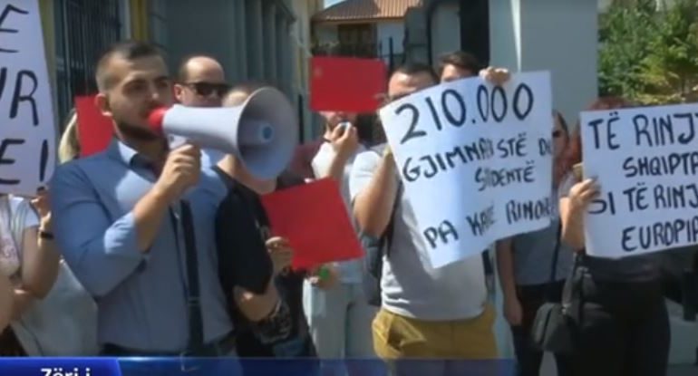 Rinia shqiptare PROTESTON para Ministrisë së Arsimit: Zbatoni LIGJIN, duam kartën e… (FOTO)