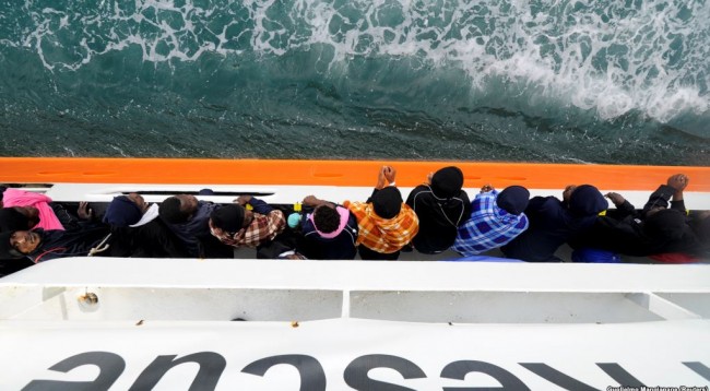 BE dhe OKB kërkojnë shpëtimin e emigrantëve të bllokuar në det