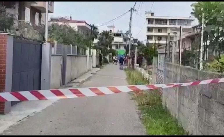 Plagosi me thikë dy prindërit në Durrës, çështja e të riut i kalon Krimeve të Rënda