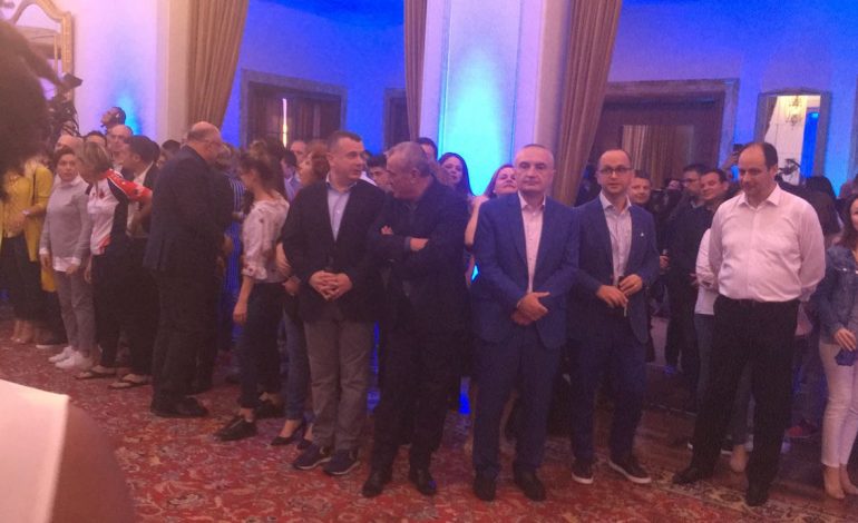 “KONCERTI IM I FUNDIT”/ Mesazhi i Donald Lu në pritjen për 4 korrikun. Nga META tek RUÇI kush mori…