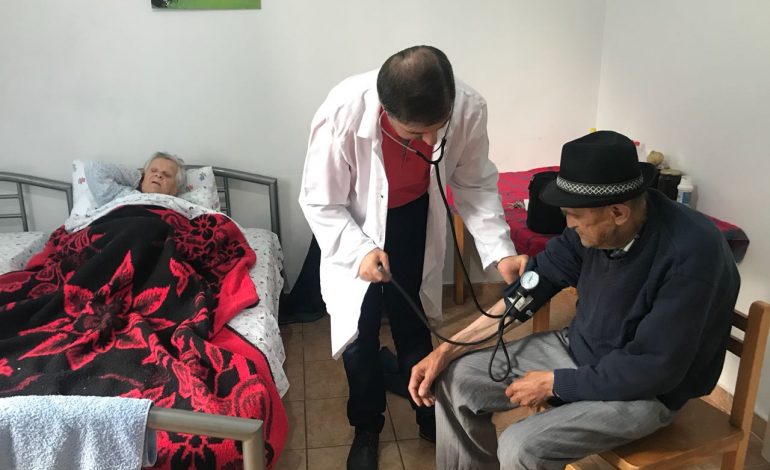 TË MOSHUARIT E DËBUAR NGA SHTËPIA/ Shërbimi Social kujdeset për çiftin. Ata strehohen në qendrën… (FOTO)