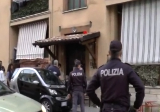 NJË PALLAT PËR DROGËN/ Goditet banda e kapove shqiptarë në Itali. Momenti kur policët thyejnë derën (VIDEO)