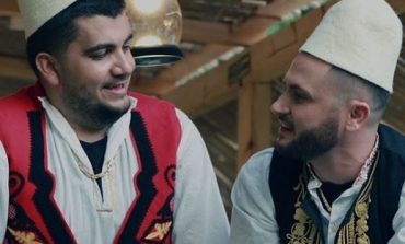 "Pije mor daj se jena high", Bes Kallaku dhe Ermal Fejzullahu në tallava (VIDEO)