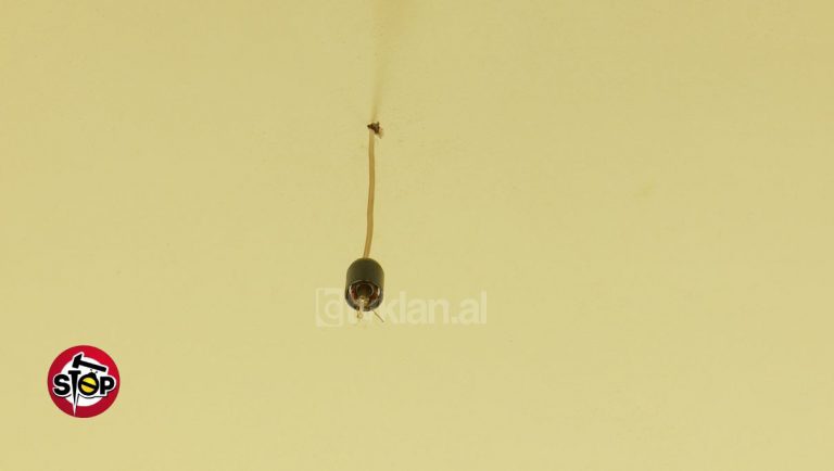 SHKOLLA NË TIRANË PA LIDHJE ELEKTRIKE/ Nxënësit: Nuk kemi as ngrohje e as xhama… (FOTO)