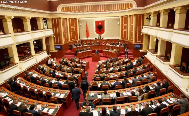 PRONARI I 60 PASURIVE TË PATUNDSHME/ Kush është DEPUTETI me vilë 880 mijë euro, 29 apartamente, 11 dyqane dhe 21 garazhe… (PASURIA)