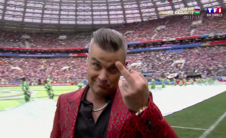 Këngëtari Robbie Williams tregon gishtin e mesit gjatë ceremonisë hapëse (VIDEO)