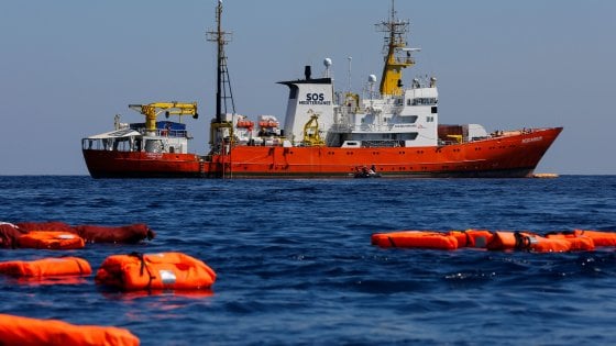TRAGJEDIA E RADHËS/ Dyshohet për 100 viktima nga mbytja e varkës në MESDHE. Ishin duke…
