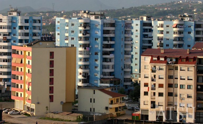 Taksa për ndërtimet/ Si do të ndryshojë në varësi të zonës së banimit