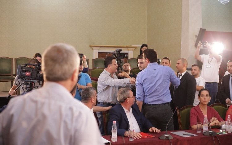 Tensioni ekstrem në Komisionin e Medias/ Si tentoi “Grupi i zjarrit” i PD ta nxjerrin me forcë. Largimi i Erion Veliajt nga mbledhja (DETAJET)