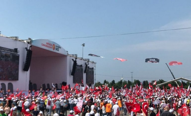 TURQIA NË ANKTH PARAZGJEDHOR/ 6.7 milionë turq dalin në krah të kundërshtarit të Erdogan