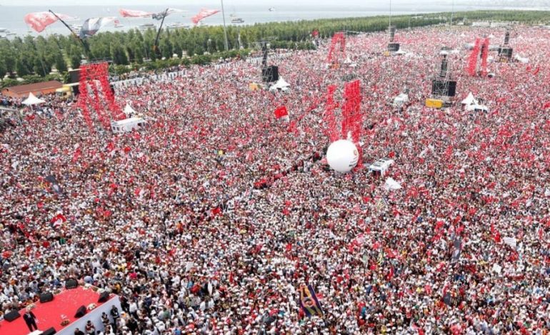 FOTOLAJM/ Profesori i fizikës që kandidon KUNDËR ERDOGANIT bën për vete 12 MILIONË TURQ
