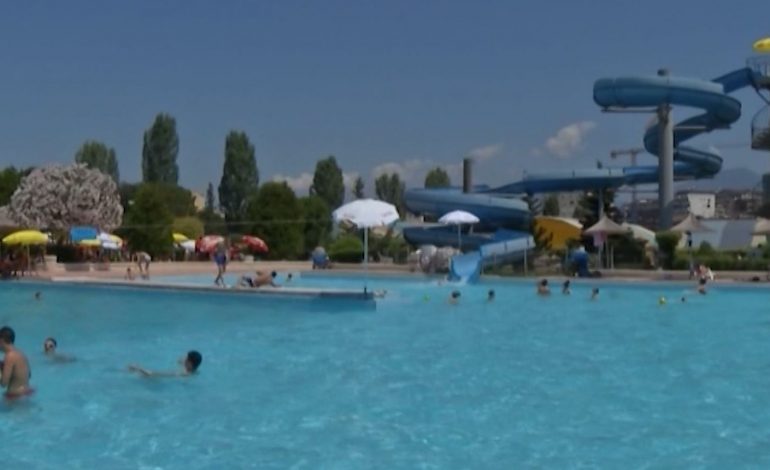 “ALARMI I VERËS”/ Mjekët: Kujdes nga pishinat, shkaktojnë infeksione të ndryshme