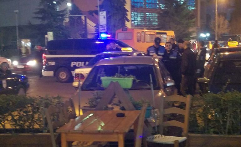 “TERROR NË DURRËS”/ Grushte dhe SHERR me sende të forta. Plagosen DY persona që po …