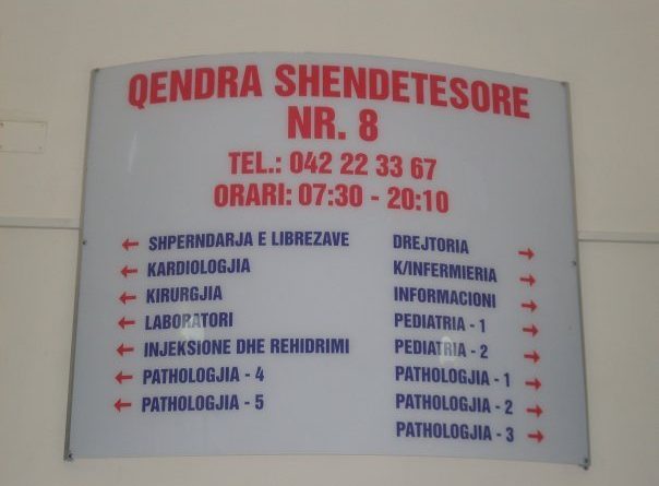 SHKELJET ME ‘VULËN E MJEKES’/ Ministria e Shëndetësisë SHKARKON drejtoreshën dhe laboranten: Nuk kishin …