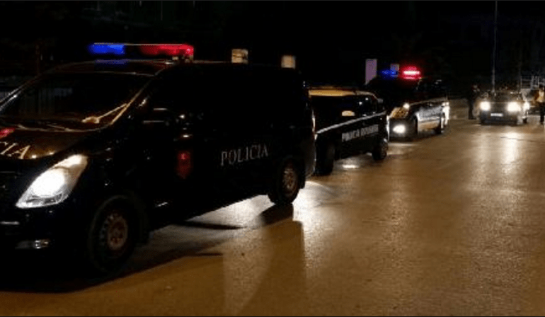 SHERR ME ARMË MES “GRUPEVE”/ 3 të plagosur nga përplasjet FIZIKE në Tiranë. Ishin duke …