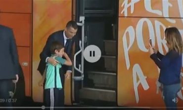 Botërori 2018/ Fansi i vogël qan për takimin me Ronaldo, portugezi ndalon autobusin dhe e përqafon