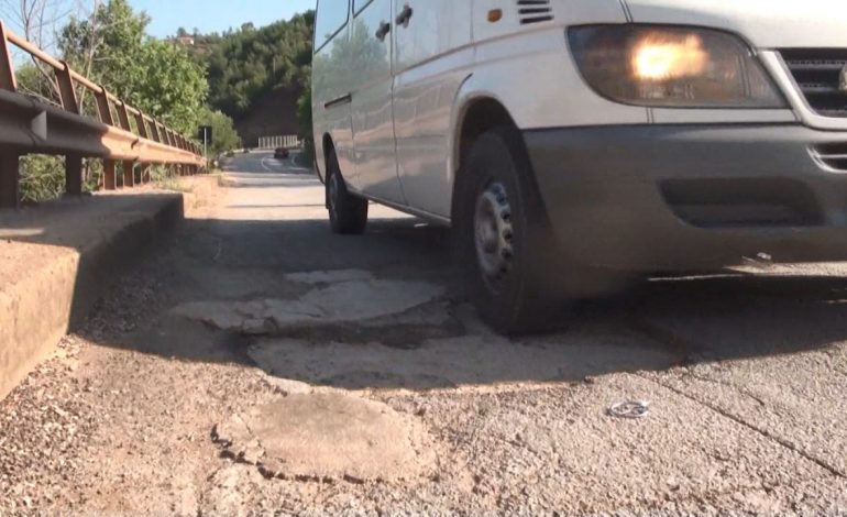 DEGRADON rruga Librazhd-Qafë Thanë/ Mungon sinjalistika, RREZIK për drejtuesit