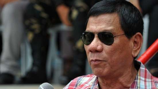 Puthi në buzë live punonjësen, kritikohet ashpër presidenti i Filipineve