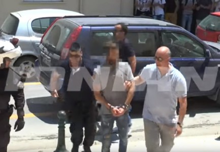 VIDEO/ “Të lumtë! Jemi me ty!”, pritet me duartrokitje në gjykatë 26-vjeçari shqiptar, që vrau babanë pedofil