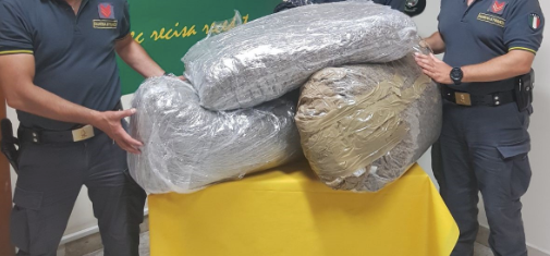 Kush është korrieri i drogës, u kap me 300 mijë euro mall. Çfarë e nxori zbuluar para policisë shqiptarin
