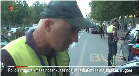 Kujdes/ Policia në kryqëzimet problematike të Tiranës. Në dy orë 64 gjoba për shoferët që bëjnë këto veprime