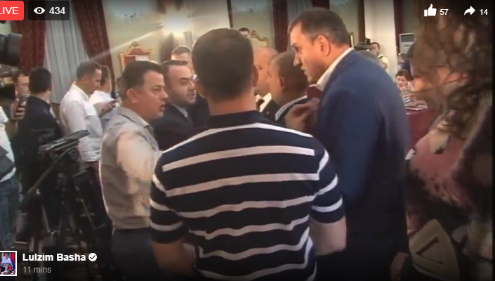 LIVE/ Nis sërish me përplasje Komisioni i Medias, Vokshi kërkon të nxjerrë jashtë Veliajn, ndërhyn garda…