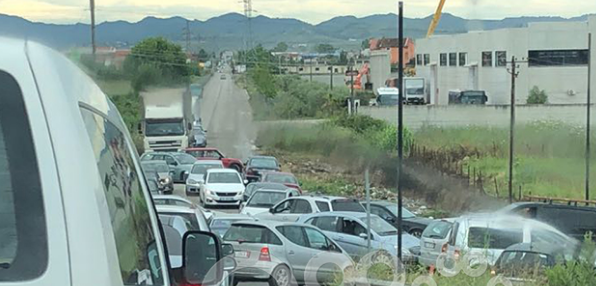 Punimet në autostradën TIRANE-DURRES/ Devijimi në Shkozet shkakton trafik të rënduar, parashikohet që…