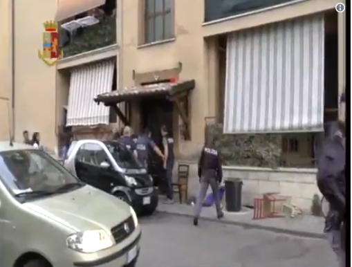 Ua “NGECËN” fajin shqiptarëve/ Dalin PAMJET nga arrestimi i bandës, çmimet dhe dozat shënoheshin në muret e pallatit