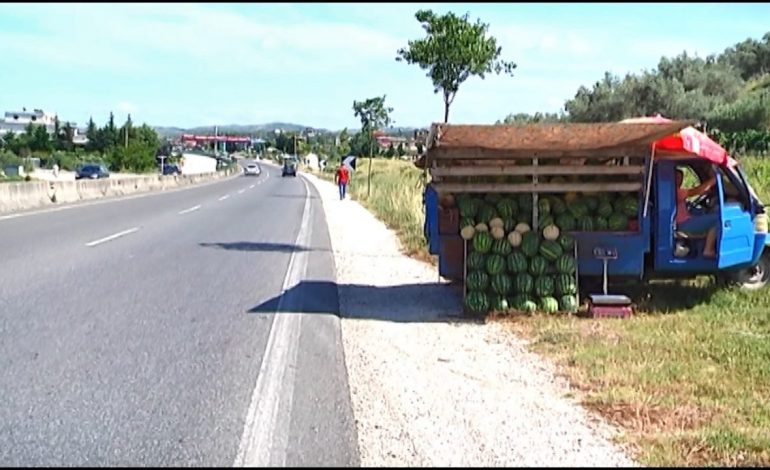 LUSHNJE/ Gratë dhe FËMIJËT pushtojnë autostradën për të shitur prodhimet