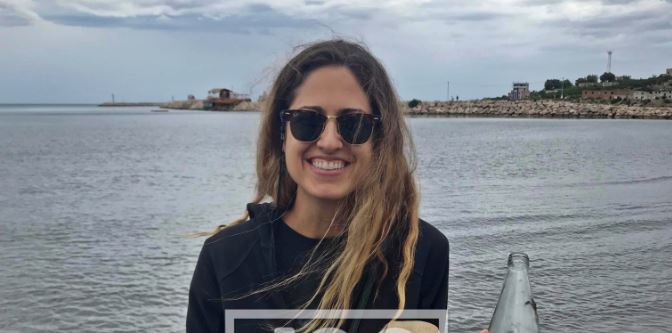 RASTËSIA/ Turistja gjen në Shëngjin shishen me mesazhin sekret: Mbroni librin e Shisharkës