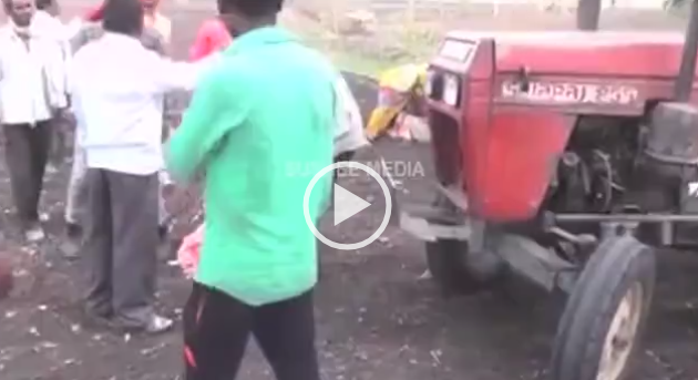 “Ti nuk do punosh tokën”: Djali vendos nënën e tij para rrotave të traktorit (VIDEO)