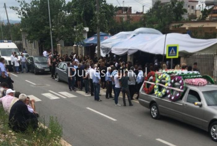 U VRA NGA 31 VJEÇARI/ E veshur me VELLO, mes LOTËSH, Xhuljeta përcillet për… (FOTOLAJM)