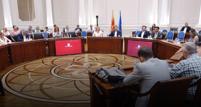 Qeveria maqedonase miraton ratifikimin e marrëveshjes për emrin e ri